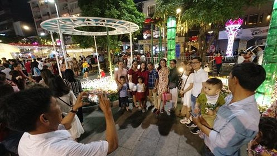 Giành giật nhau chọn chỗ chụp hình trên đường hoa Nguyễn Huệ - 3 Giành giật nhau chọn chỗ chụp hình trên đường hoa Nguyễn Huệ - 3