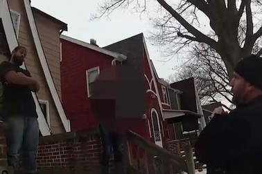 Nữ sinh 16 tuổi gọi điện báo cảnh sát vì bị bố tịch thu điện thoại