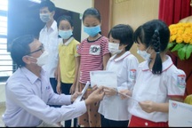 Hàng nghìn trẻ mồ côi, khuyết tật được đỡ đầu, tặng học bổng