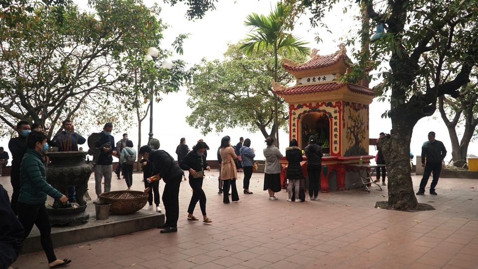 Phủ Tây Hồ vắng vẻ người dân đến lễ ngày Rằm tháng Chạp - 2 Phủ Tây Hồ vắng vẻ người dân đến lễ ngày Rằm tháng Chạp - 2