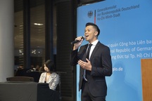 Trọng Hiếu lịch lãm khi trình diễn quốc ca Việt Nam và Đức