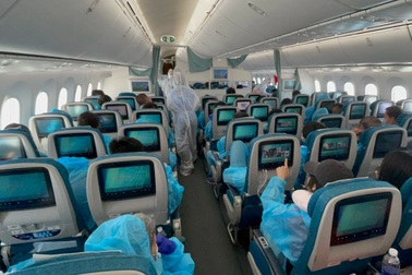 Chuyến bay thẳng khứ hồi kéo dài 36 tiếng đưa 240 người Việt từ Mỹ về nước