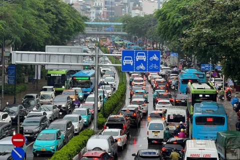 CSGT Hà Nội xử lý hàng loạt xe buýt đi sai luồng, gây ùn ứ