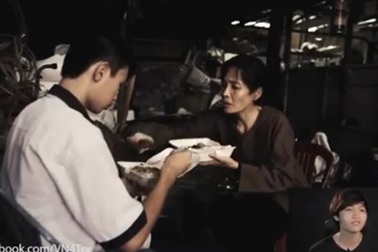 Xúc động clip về "bàn tay đẹp" của người mẹ lam lũ