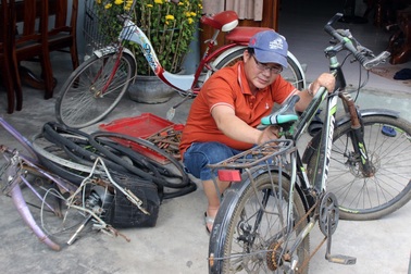 Thầy giáo “giữ chân” học trò bằng những chiếc xe đạp cũ