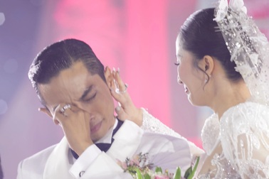 Khánh Thi - Phan Hiển ôm nhau khóc trong đám cưới xa hoa hơn 1.000 khách