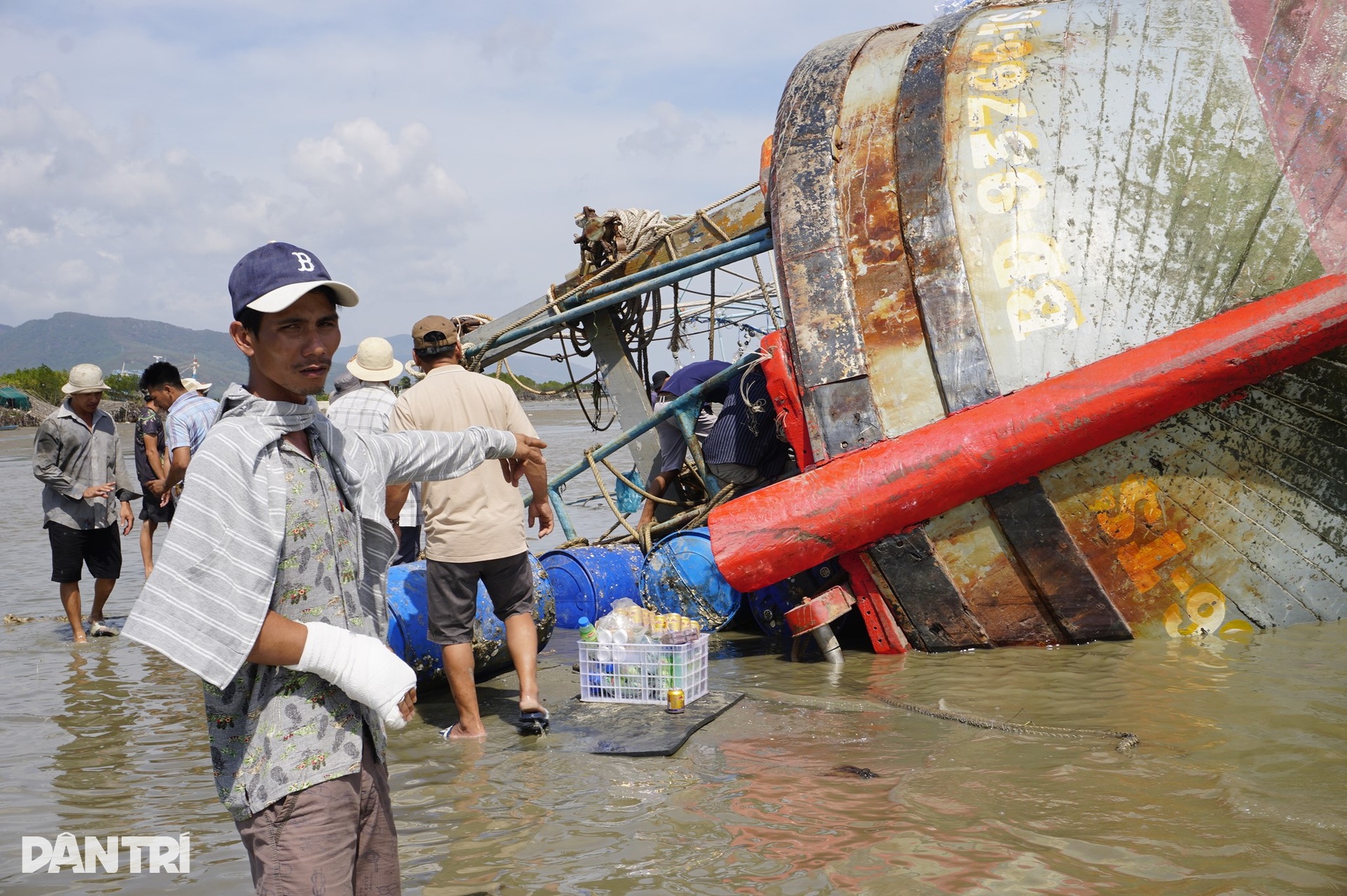 Ngư dân hối hả cứu tàu sau bão Kalmaegi: Thà mất tay còn hơn mất tàu - 4