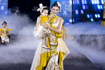 Khoảnh khắc đáng yêu của mẫu nhí Cherry Phạm bên Hoa hậu Kim Nguyên