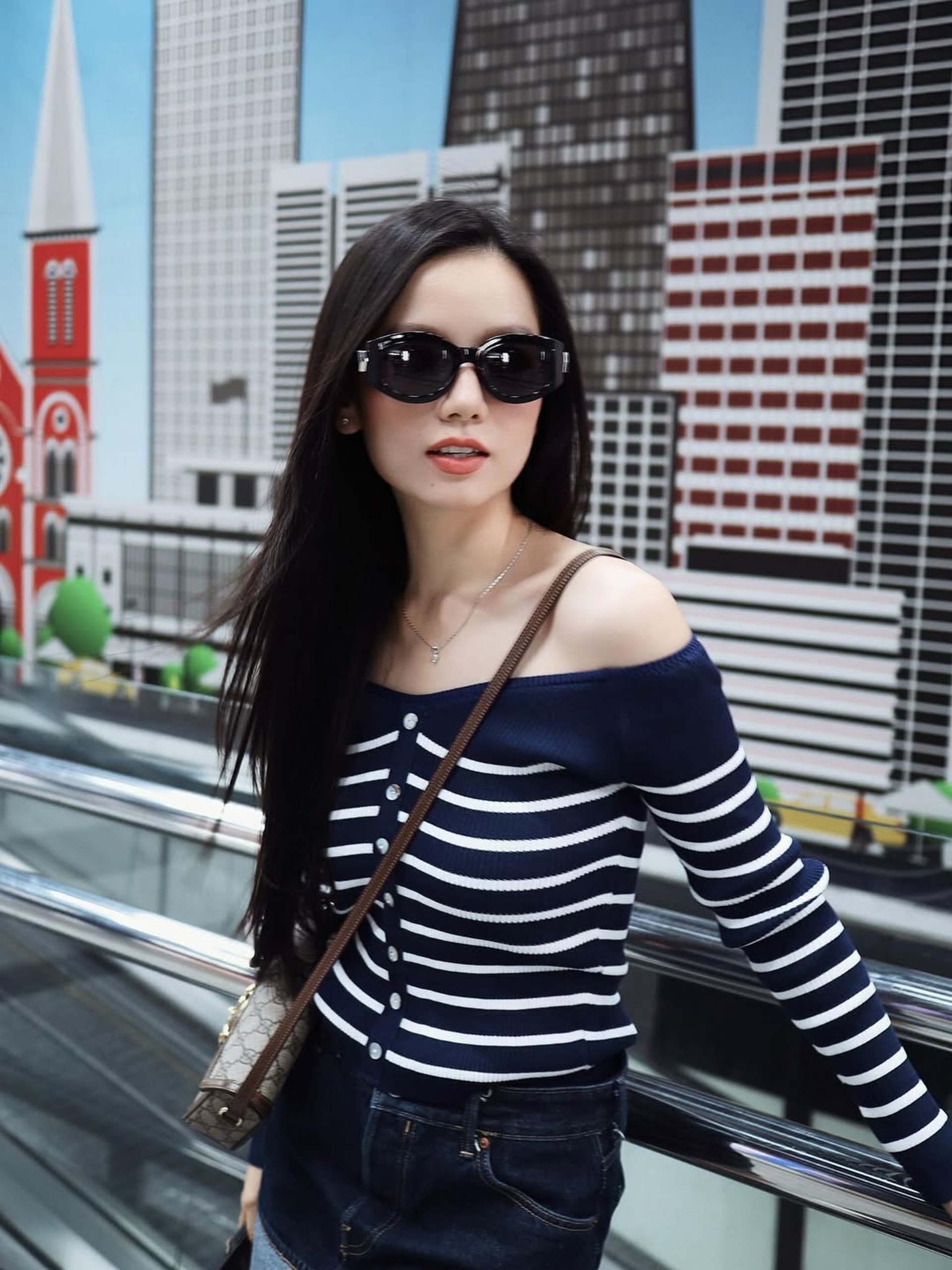 Bóng hồng duy nhất phim Mưa đỏ: Từng thi hoa hậu, đời thường gợi cảm - 8 Bóng hồng duy nhất phim Mưa đỏ: Từng thi hoa hậu, đời thường gợi cảm - 8