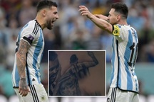 Messi xúc động trước hình xăm đặc biệt của Otamendi