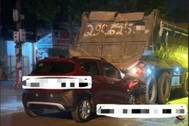 Hà Nội: Ô tô con "rúc đuôi" xe tải, 2 người tử vong
