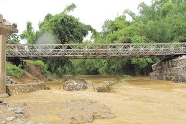 Trụ cầu tạm bị cuốn trôi, tuyến Quốc lộ 3 tê liệt