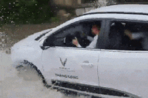 Ô tô điện VinFast vô tư lội nước trong khi nhiều xe xăng "chôn chân"