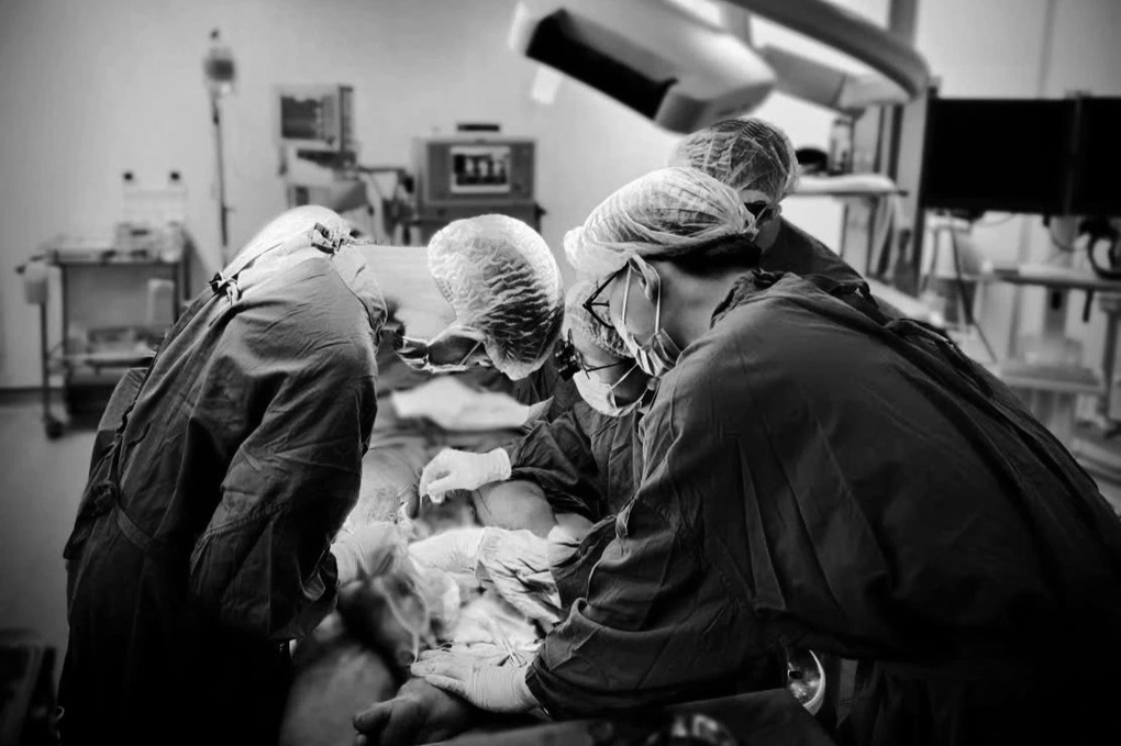 Artsen racen tegen de klok om jongeman te helpen voorkomen dat zijn been geamputeerd moet worden - 1 Bác sĩ chạy đua với thời gian, giúp chàng trai thoát cảnh phải cắt chân - 1