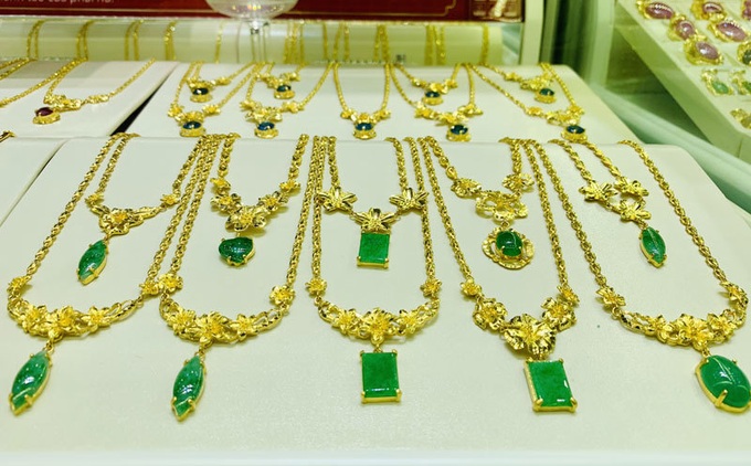Giá bán vàng SJC cao hơn vàng thế giới 5,12 triệu đồng/lượng - Ảnh 1. Giá bán vàng SJC cao hơn vàng thế giới 5,12 triệu đồng/lượng - Ảnh 1.