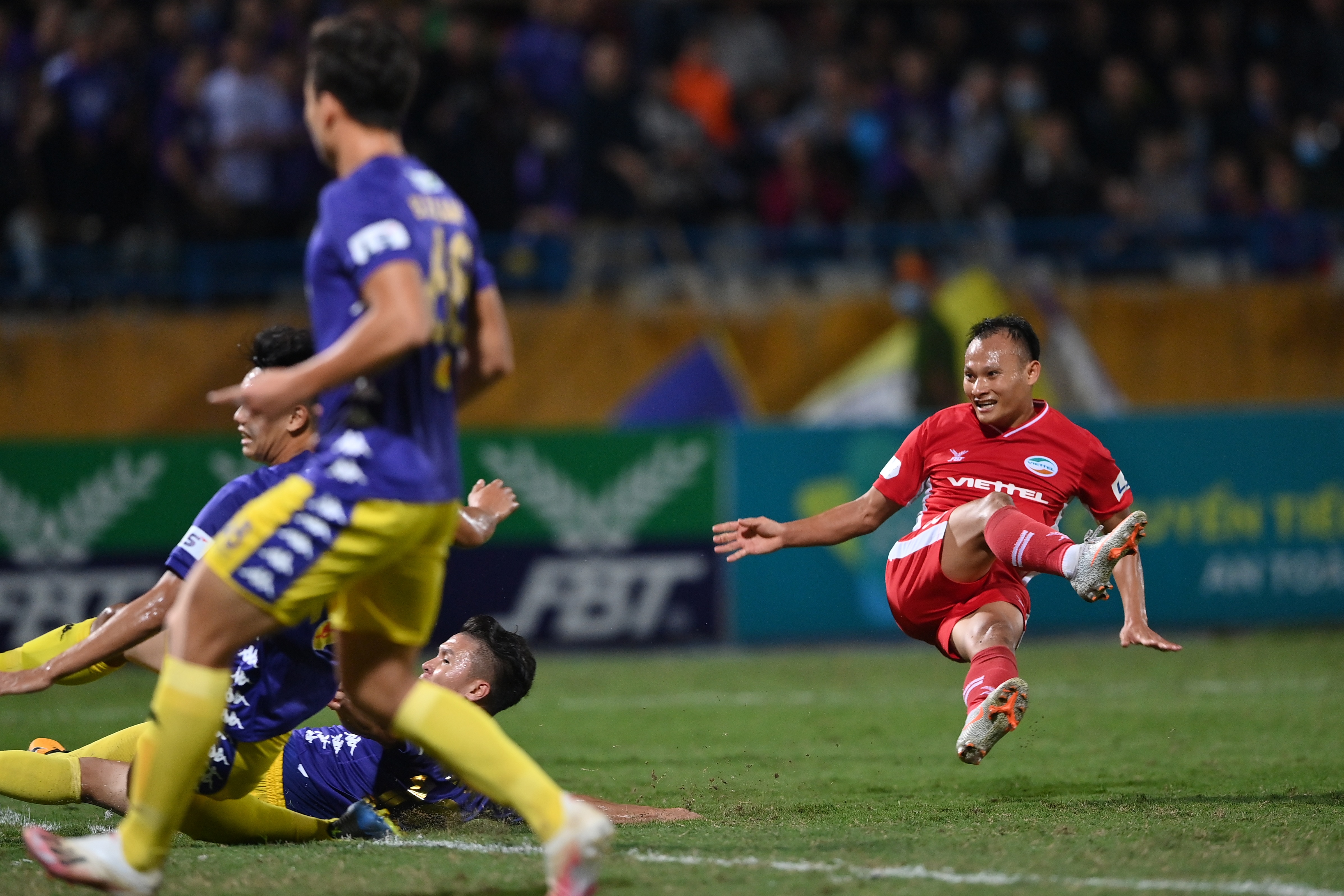 CLB Viettel 0-0 CLB Hà Nội: Kẻ vững ngôi đầu, người tụt thứ hạng - 14 CLB Viettel 0-0 CLB Hà Nội: Kẻ vững ngôi đầu, người tụt thứ hạng - 14