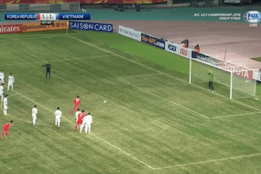 Báo Hàn Quốc nói gì về tình huống Tiến Dũng cản phá cú sút penalty?