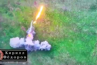 Lính Ukraine lái xe địa hình cán trúng mìn