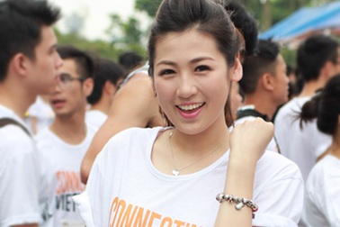 Á hậu Tú Anh và “running man” Xuân Tiến rủ nhau chạy bộ từ thiện