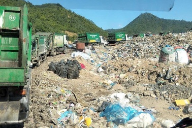 Vụ rác ngập đường ở Đà Nẵng: Xe vào bãi Khánh Sơn phải xếp hàng chờ