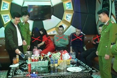 Bắt 5 nam nữ thanh niên đang phê ma túy đá trong quán karaoke