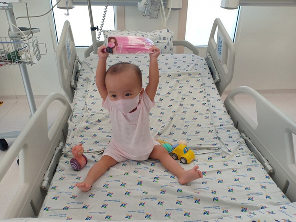 Trúc Nhi-Diệu Nhi được tháo nẹp hoàn toàn, tạo dáng với khẩu trang - 4 Trúc Nhi-Diệu Nhi được tháo nẹp hoàn toàn, tạo dáng với khẩu trang - 4