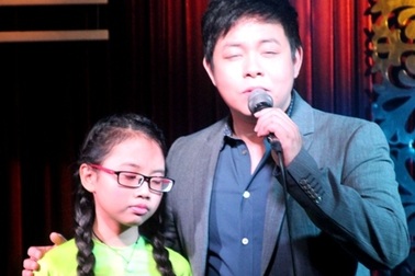 Quang Lê làm thủ tục cho Phương Mỹ Chi đi Mỹ