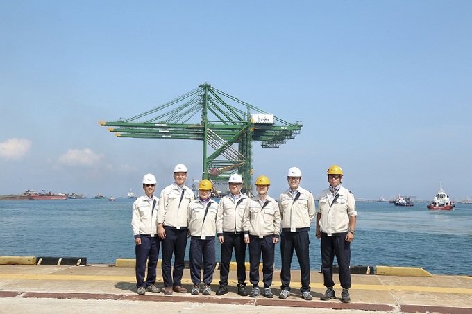 Tổng Giám đốc Doosan Vina Jeong Young Chil (thứ tư từ trái sang) cùng các lãnh đạo công ty tại buổi lễ xuất hàng sáng ngày 02/4/2019. 
