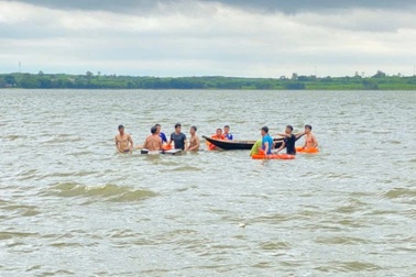 Thuyền chở 2 người lật trước khi bão đổ bộ, một phụ nữ tử vong