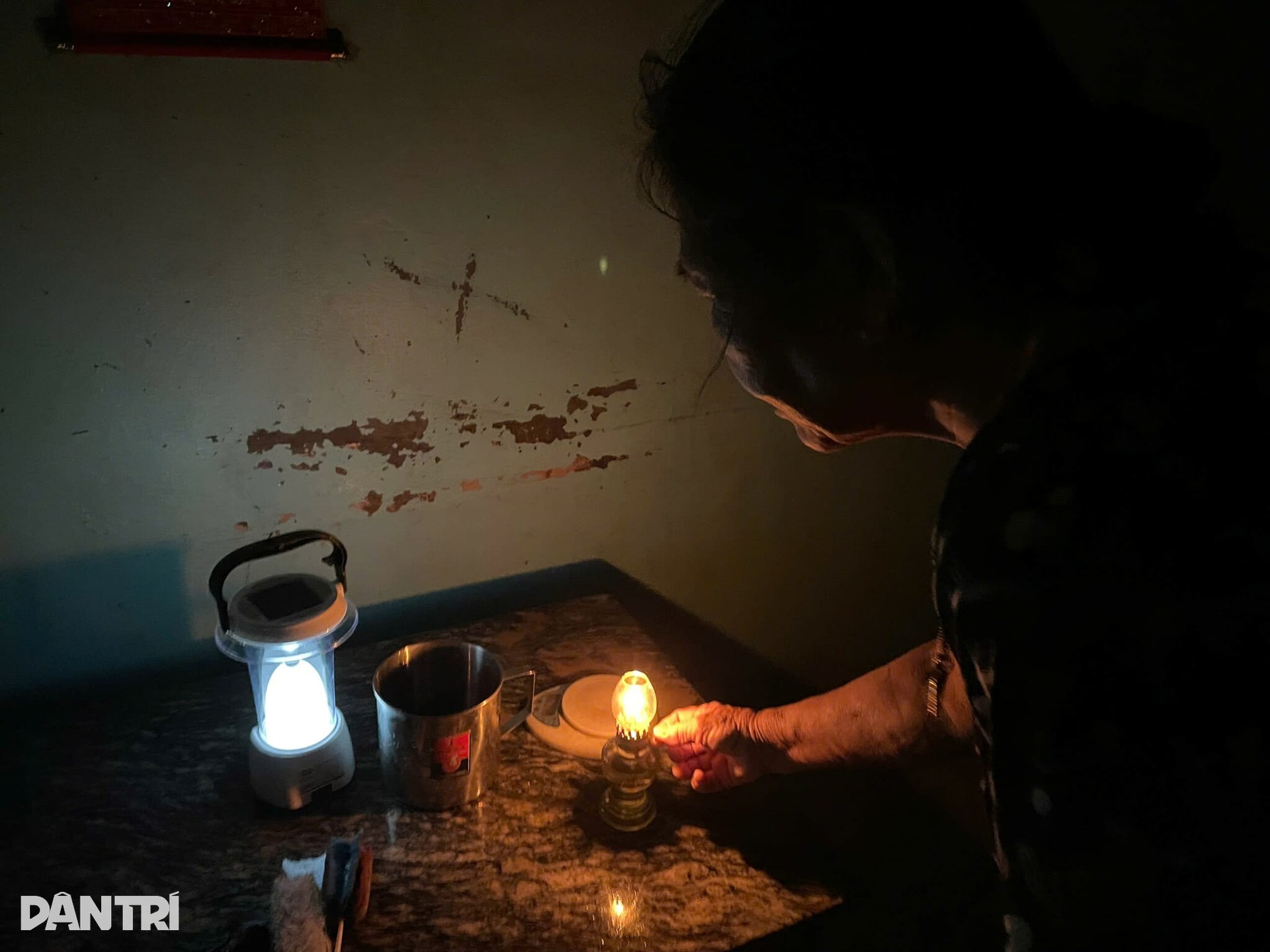 Nhiều nơi chìm trong bóng đêm, những gương mặt thất thần bên ánh đèn le lói - 6 Nhiều nơi chìm trong bóng đêm, những gương mặt thất thần bên ánh đèn le lói - 6