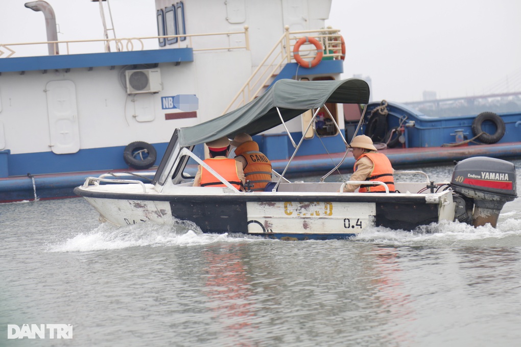 CSGT Hà Nội kiểm tra nồng độ cồn người lái tàu trên sông Hồng - 1 CSGT Hà Nội kiểm tra nồng độ cồn người lái tàu trên sông Hồng - 1