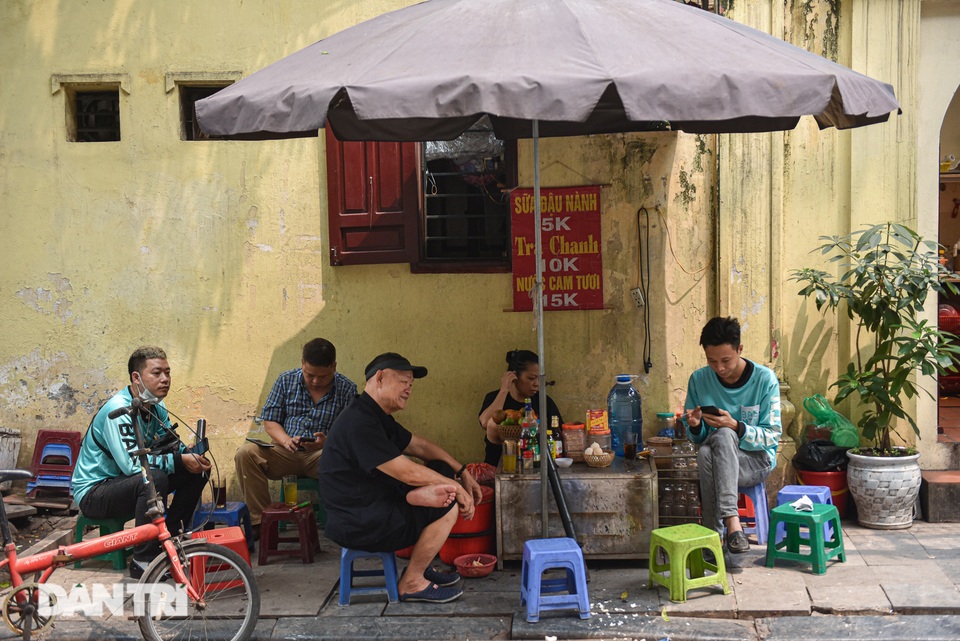 Ngán ngẩm cảnh bãi gửi xe, quán nước chè sống tầm gửi tại di tích phố cổ - 3 Ngán ngẩm cảnh bãi gửi xe, quán nước chè sống tầm gửi tại di tích phố cổ - 3
