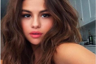Selena Gomez thừa nhận bị mạng xã hội “ám ảnh”