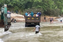 Dùng máy múc, xe công an và ô tô tải chở học sinh vượt lũ đi khai giảng