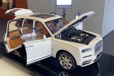 Mô hình xe Rolls-Royce tí hon đắt ngang BMW X3