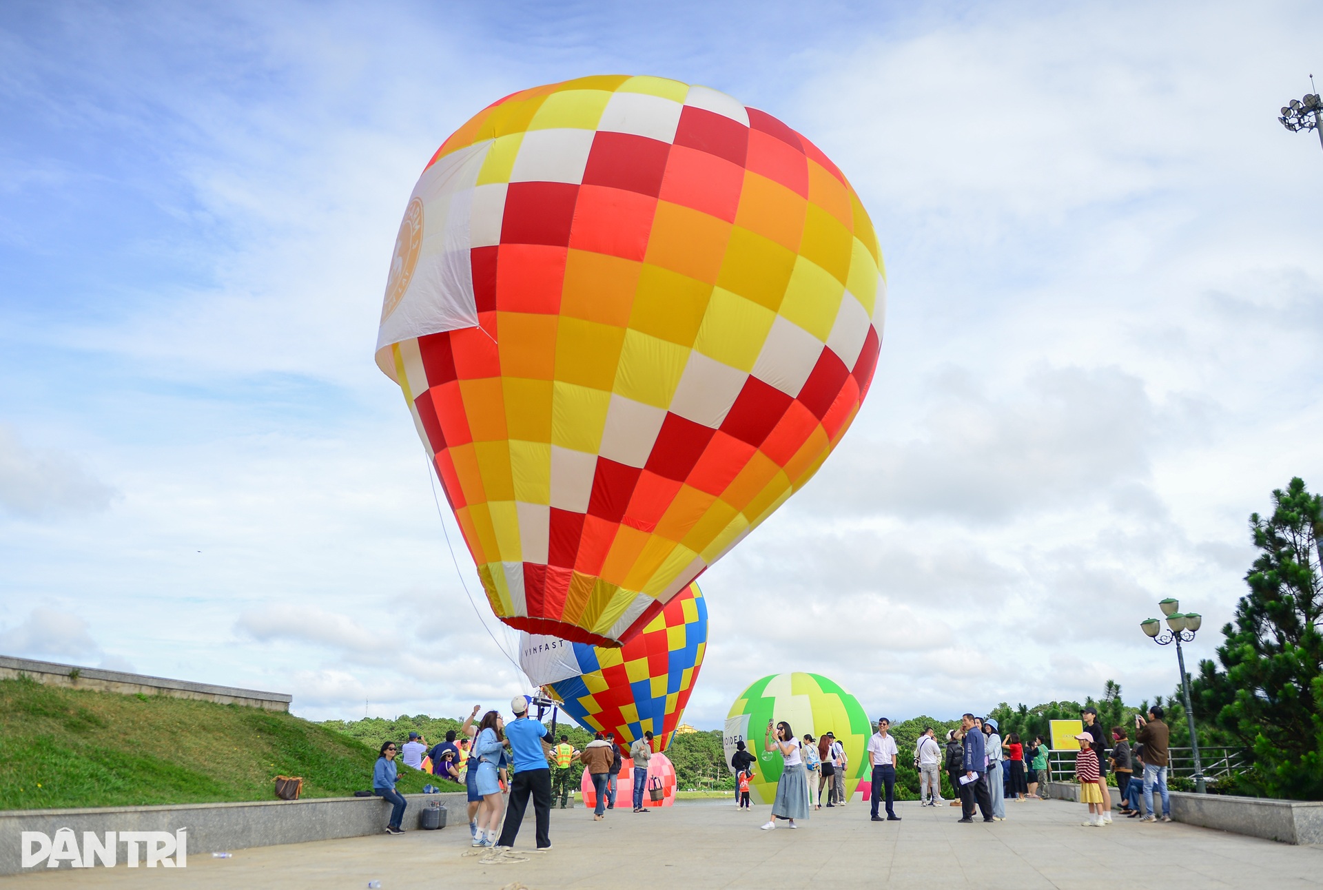 Langit Da Lat berwarna-warni semasa festival belon udara panas - 6 Bầu trời Đà Lạt rực rỡ sắc màu trong lễ hội khinh khí cầu - 6
