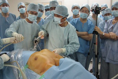 Phẫu thuật nội soi tuyến giáp “kiểu” Việt Nam!