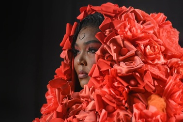 Thảm đỏ Grammy 2023: Người đẹp ngỡ ngàng, người "dị" khó tin