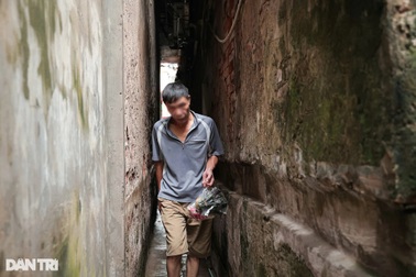 Ngõ siêu nhỏ ở Hà Nội: Nhà 6 tỷ đồng, phải khoét tường xe mới đi vừa