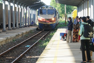 Nhiều tàu hỏa qua Quảng Ngãi bị ném đá