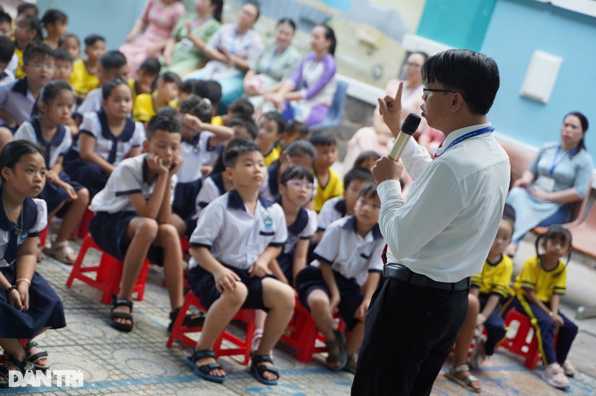 Người thầy 19 năm vượt sóng gieo chữ cho học trò ở xã đảo duy nhất TPHCM - 4 Người thầy 19 năm vượt sóng gieo chữ cho học trò ở xã đảo duy nhất TPHCM - 4