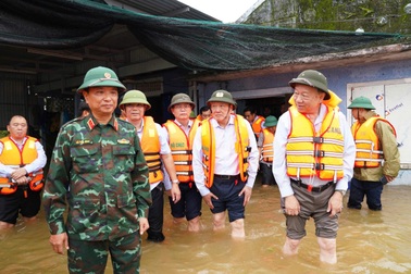 Tổng Bí thư Tô Lâm thăm, tặng quà người dân vùng lũ tại thành phố Huế