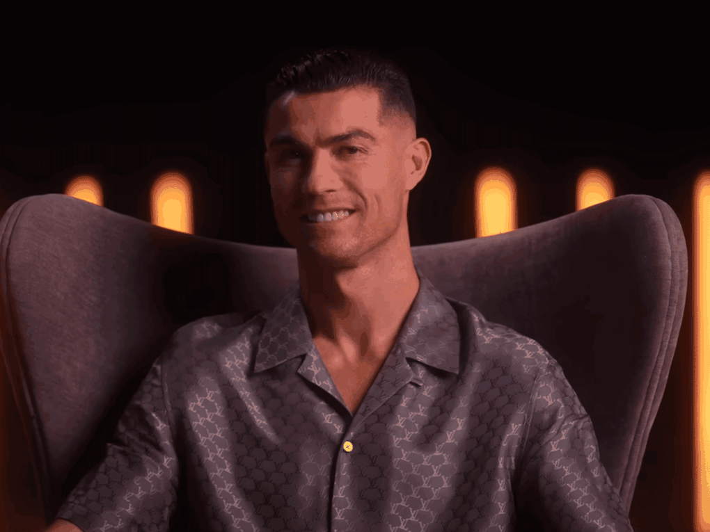 Gây chấn động trên Youtube, C.Ronaldo lập kỷ lục Guinness - 1