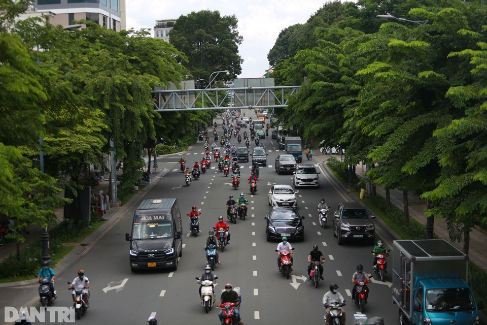Giao thông TPHCM lại đông đúc như chưa từng có lệnh giãn cách - 9 Giao thông TPHCM lại đông đúc như chưa từng có lệnh giãn cách - 9