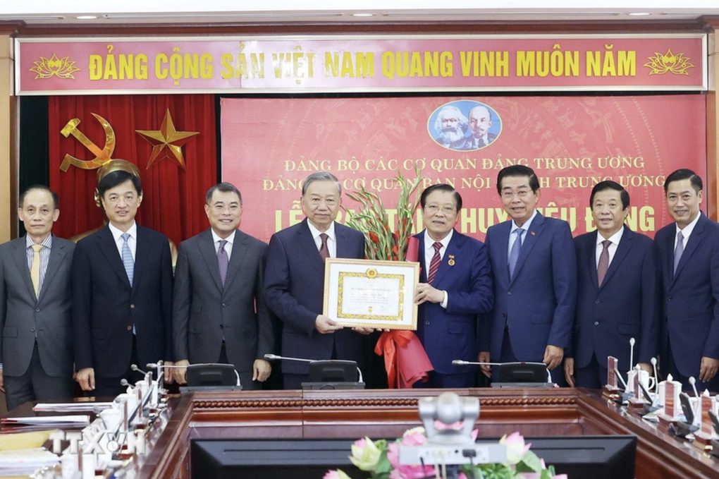 Tổng Bí thư Tô Lâm trao Huy hiệu 45 năm tuổi Đảng tặng đồng chí Phan Đình Trạc - 1 Tổng Bí thư Tô Lâm trao Huy hiệu 45 năm tuổi Đảng tặng đồng chí Phan Đình Trạc - 1