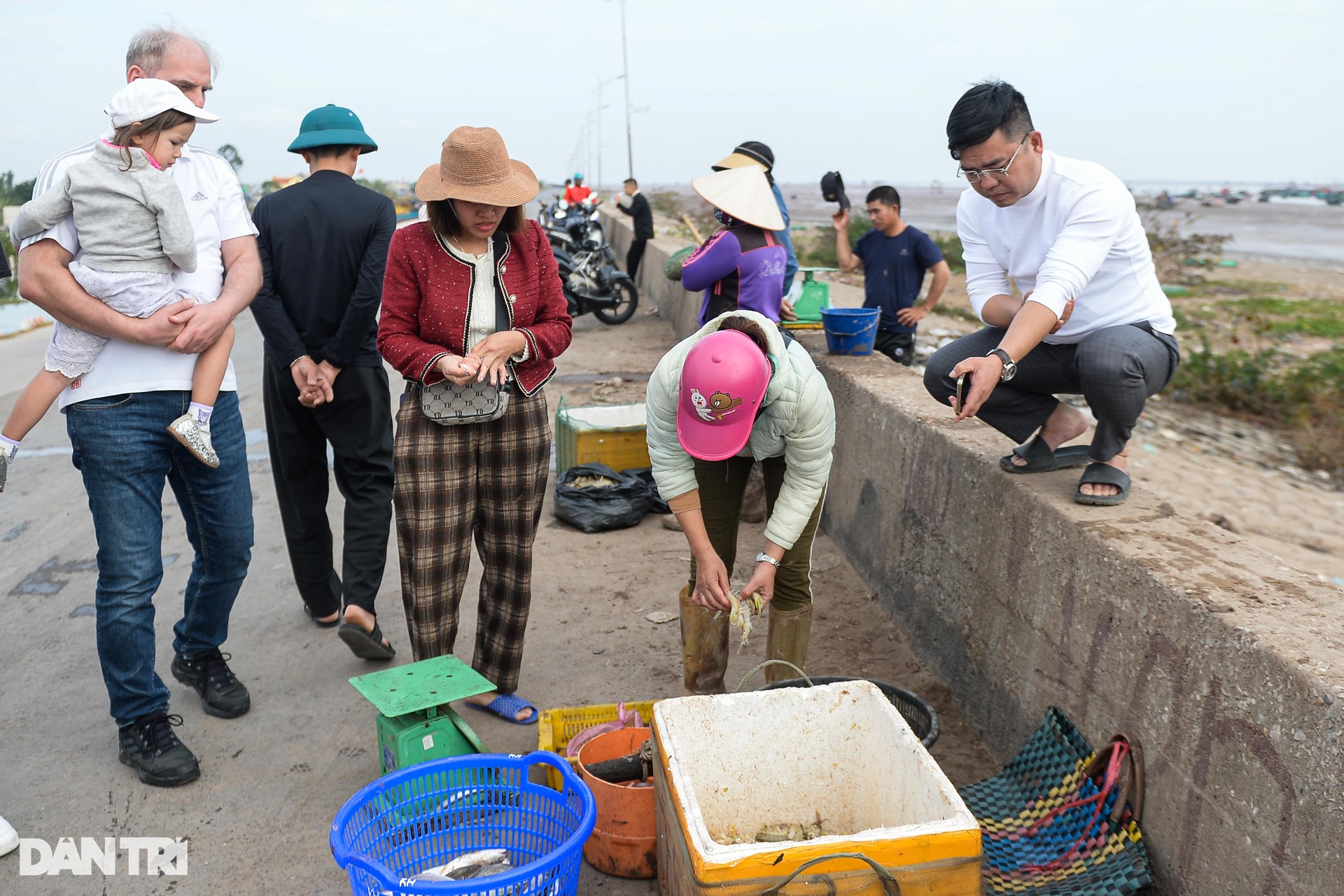 Xông biển chuyến đầu năm, ngư dân kiếm tiền triệu - 4 Xông biển chuyến đầu năm, ngư dân kiếm tiền triệu - 4