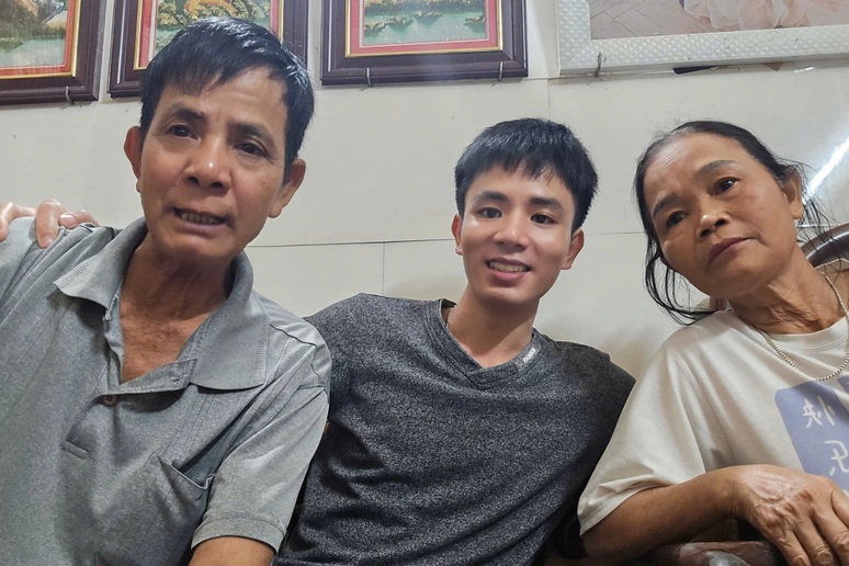 Bố ngờ ngợ mà không dám nhận khi ngồi cạnh con trai sau 6 năm xa cách