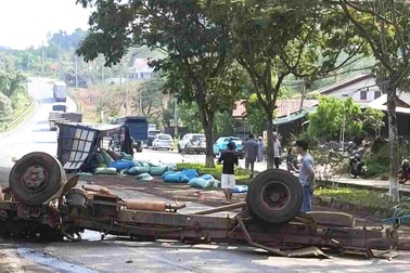 Xe tải đứt lìa cabin, 2 người bị thương nặng ở Lâm Đồng