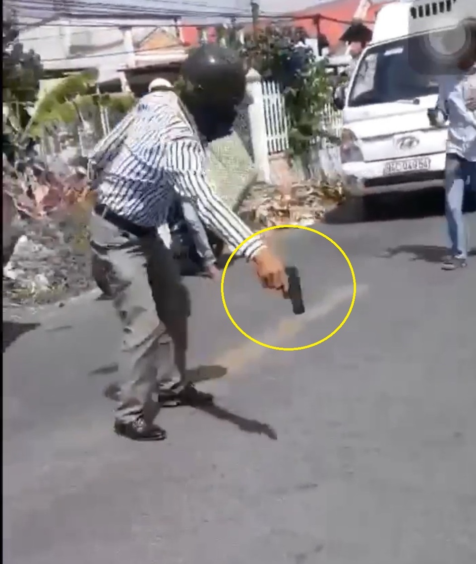 Đề xuất xử phạt người đàn ông rút súng “vung vẩy” sau va chạm giao thông - 1 Đề xuất xử phạt người đàn ông rút súng “vung vẩy” sau va chạm giao thông - 1