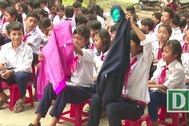 Hơn 1.000 áo ấm và xe đạp được chuyển đến học sinh nghèo vùng cao